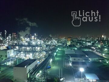 Foto von Industriebetrieb mit hoher Lichtemission